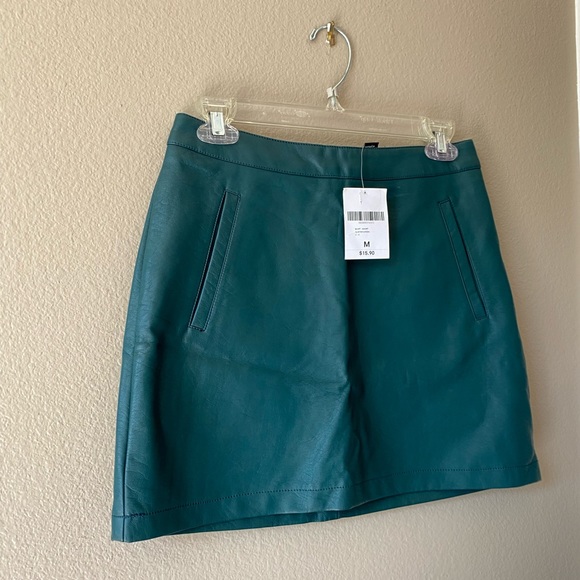 🥑NWT FOREVER 21 Faux Leather Mini Green Skirt With Side Pockets - Picture 9 of 10